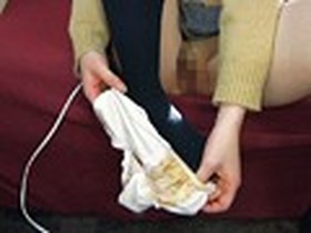 3日以上はき込んだ染み付き汚れパンツをまん汁で更に汚す女子校生のオナニー　サンプル画像04